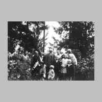 028-0075 Familie August Neumann im Garten bei den Tannen. Auch die Kuechenhilfe Meta Grabinski und Kindermaedchen Anna Mombrei sind mit auf dem Bild..jpg